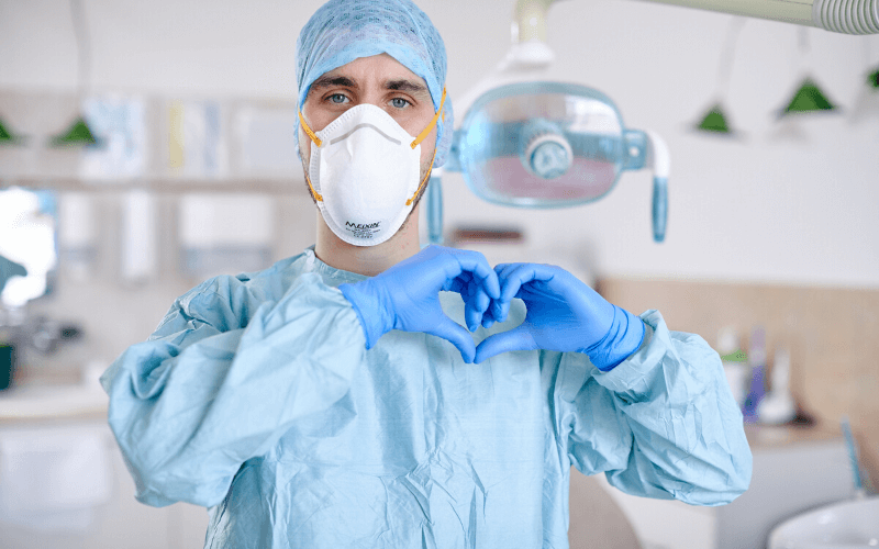 Dr. Varajti Artúr fogorvos, szájsebész szivet mutat a korona-vírus járvány ideje alatt.