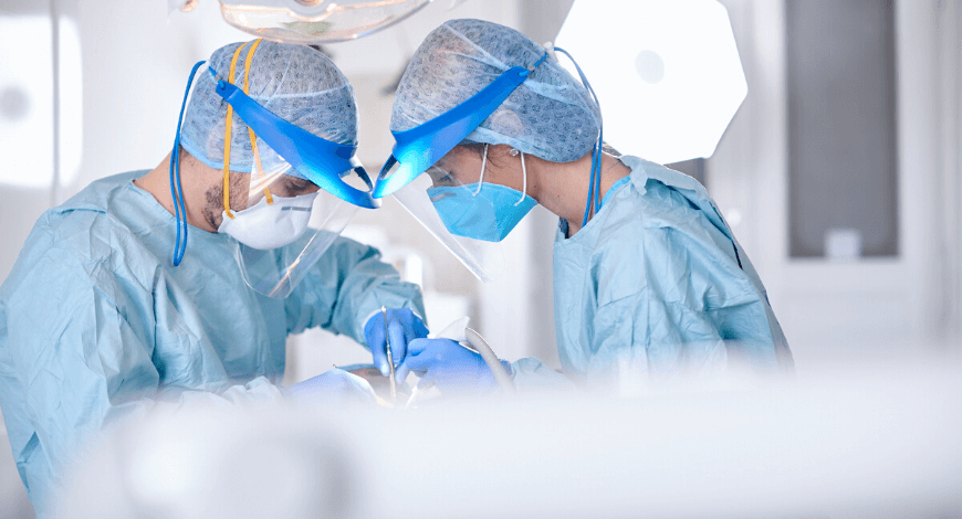 Gyökérkezelés közben Dr. Varajti Artúr és asszisztense.