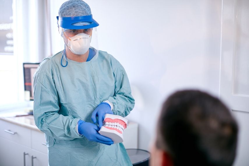 Gyökérkezelés előtti konzultáción Dr. Varajti Artúr és páciense.