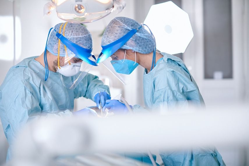 Gyökérkezelés közben konzultáción Dr. Varajti Artúr fogorvos, szájsebész.