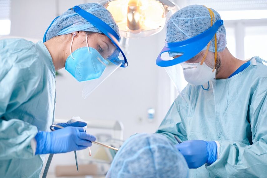 Gyökérkezelés közben Dr. Varajti Artúr, és páciense.