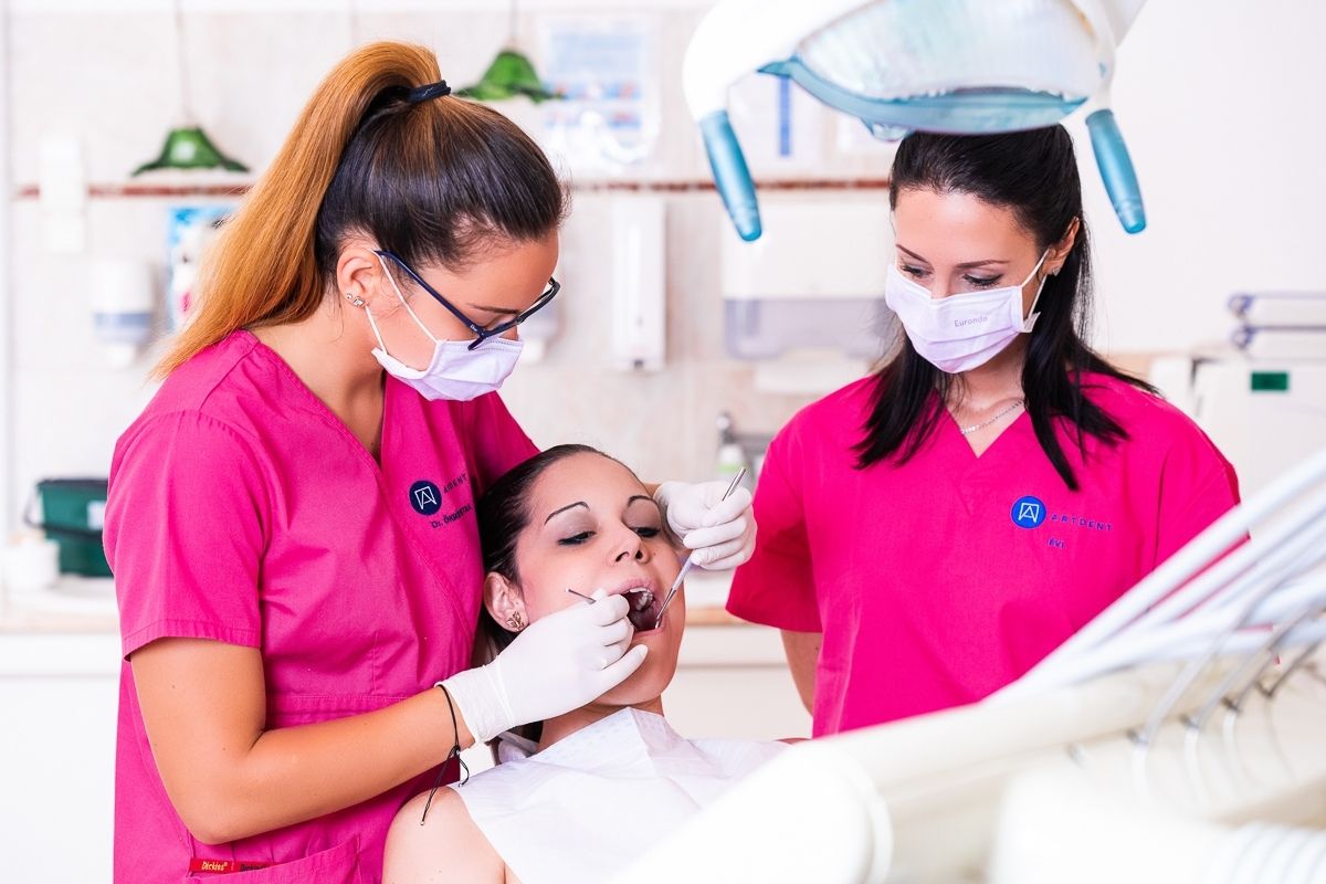 Ajakherpesz kezelése előtti szájüregi szűrővizsgálat közben.