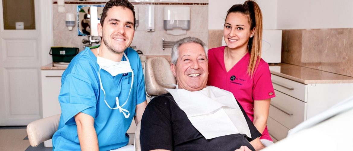 Fogimplantátum műtét után Dr. Varajti Artúr és páciense mosolyog a budapesti fogászati rendelőben.
