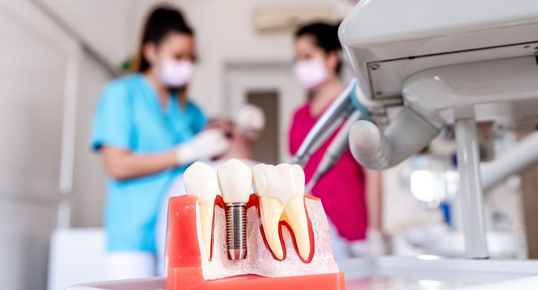 Fogbeültetés közben Dr. Ökrös Petra és páciense mosolyog a budapesti fogászati rendelőben.