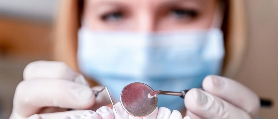 Dr. Friedreich Dóra a fogszabályzás előtt szükséges előzetes vizsgálatot mutatja be.