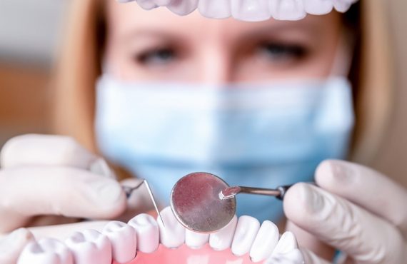 Dr. Friedreich Dóra a fogszabályzás előtt szükséges előzetes vizsgálatot mutatja be.