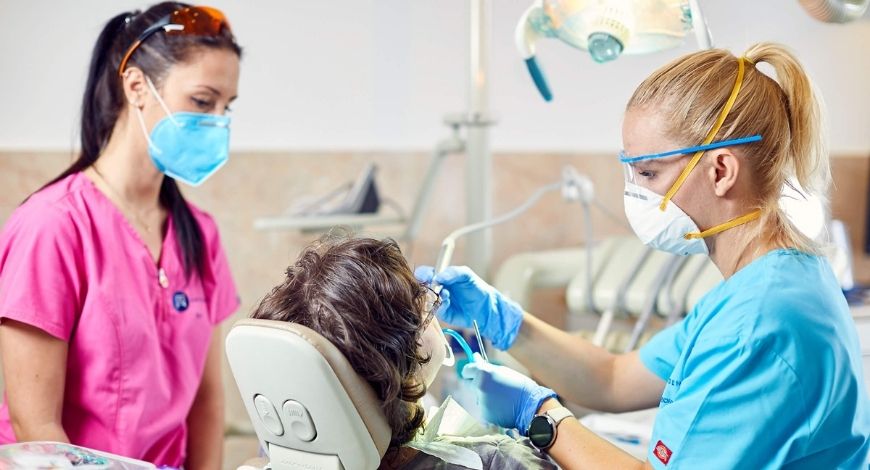 Dr. Friedreich Dóra munka közben az Artdent fogászaton fogszabályozási konzultáció során.