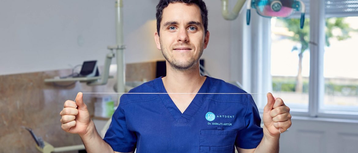 Dr. Varajti Artúr a fogselyem helyes használatát mutatja be.