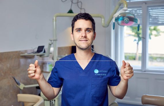 Dr. Varajti Artúr a fogselyem helyes használatát mutatja be.