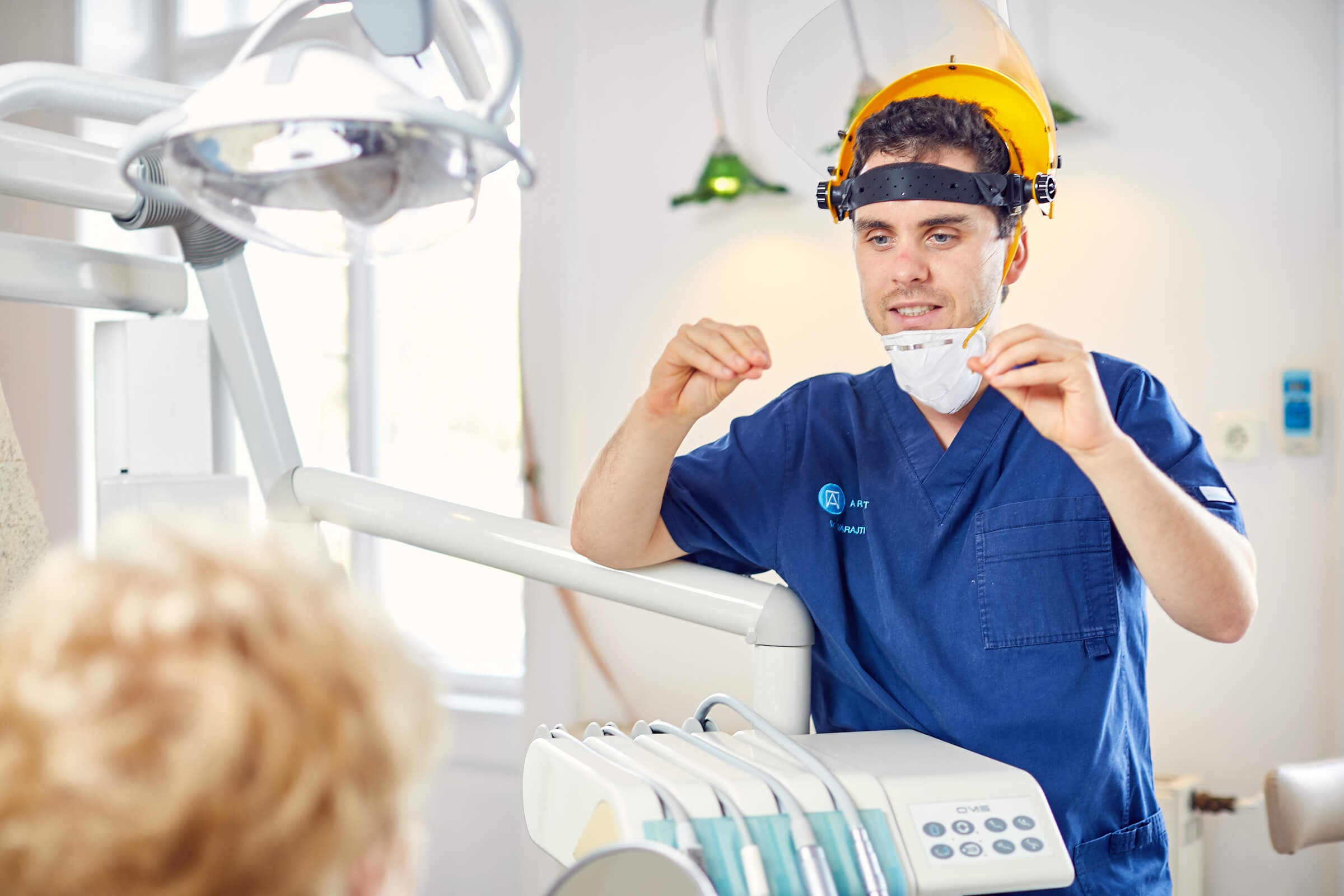 Dr. Varajti Artúr védőmaszkokkal felszerelkezve készül a kezelésre az Artdent Fogászatnál
