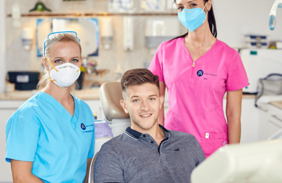 A fogszabályzási folyamat része a retenciós fázis. A rendszeres konzultáció sokat segít. A képen az Artdent fogászai és egy páciens.