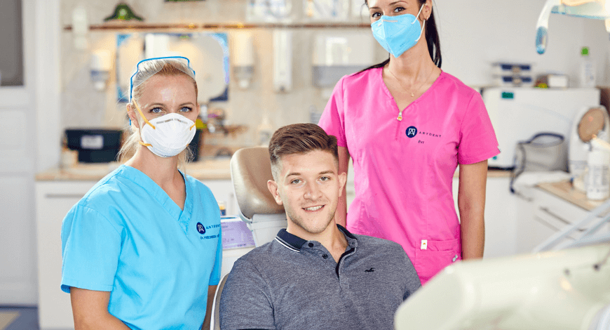 A fogszabályzási folyamat része a retenciós fázis. A rendszeres konzultáció sokat segít. A képen az Artdent fogászai és egy páciens.