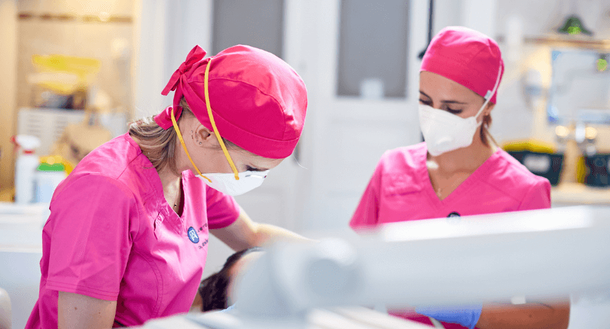 Dr. Sebők Vivien fogínyvérzés tüneteit vizsgálja egy páciensnél.