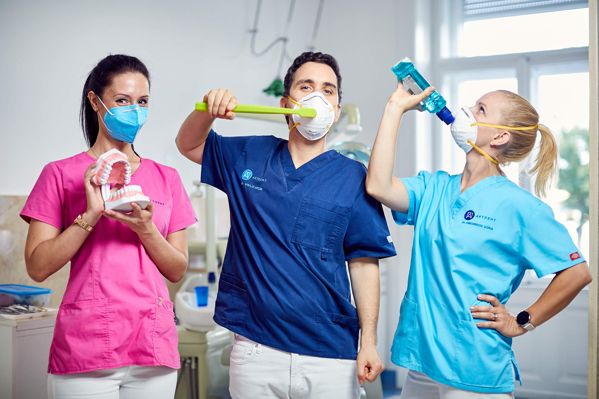 Dr. Varajti Artús és kollégái eszközöket mutatnak a fogínyvérzés megszüntetésére.