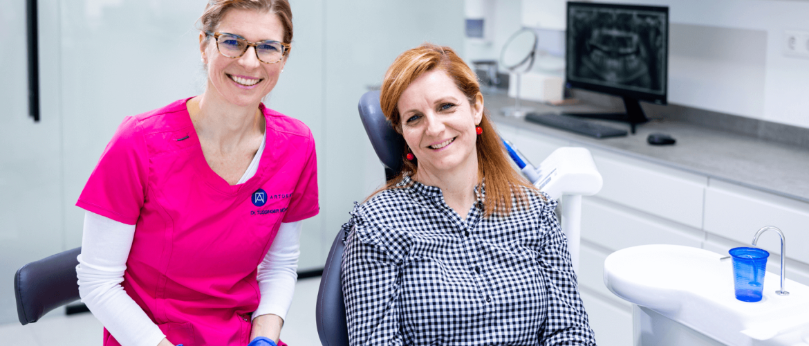 Dr. Tussinger Mónika és páciense. Felnőttkori fogszabályozás után.