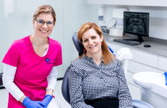 Dr. Tussinger Mónika és páciense. Felnőttkori fogszabályozás után.