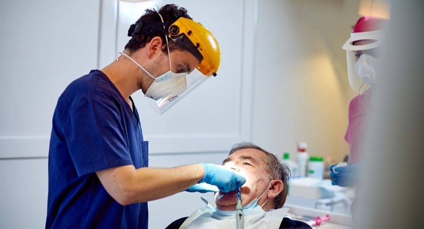 Dr. Varajti Artúr pácienst kezel az Artdent Fogászat rendelőjében