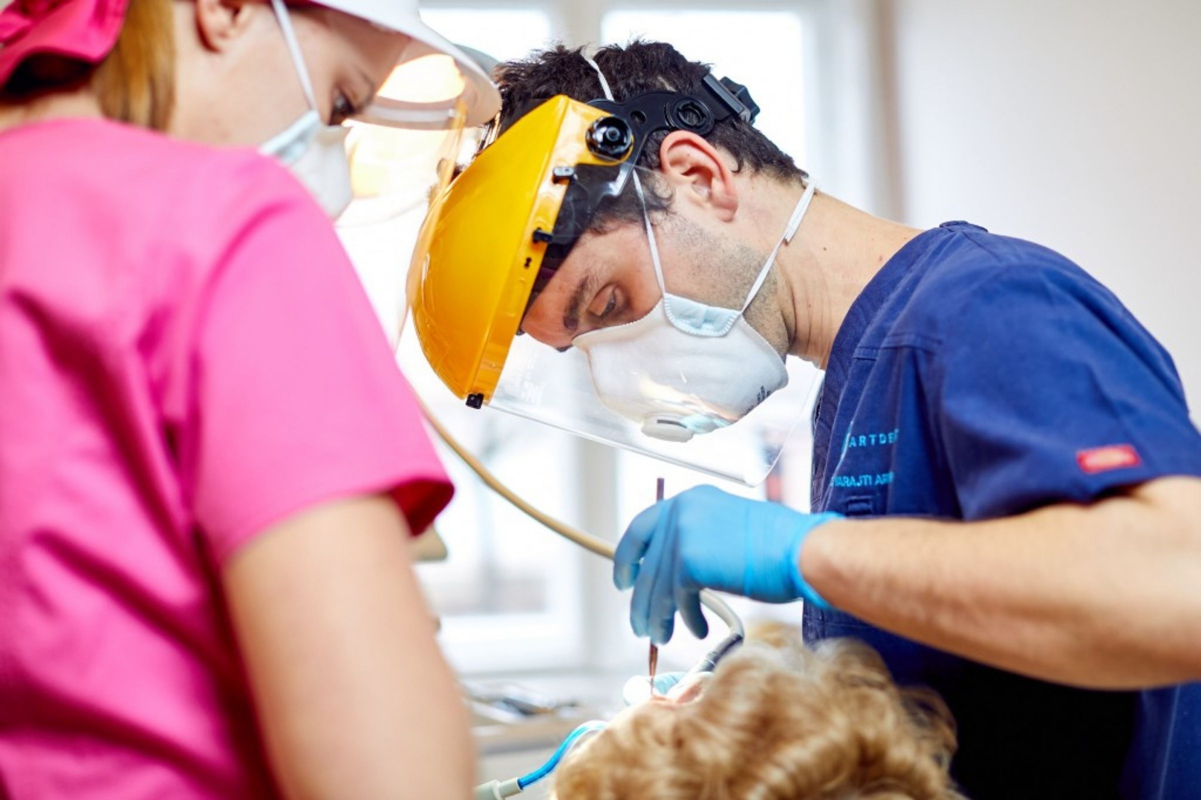 Dr. Varajti Artúr pácienst kezel az Artdent Fogászat rendelőjében