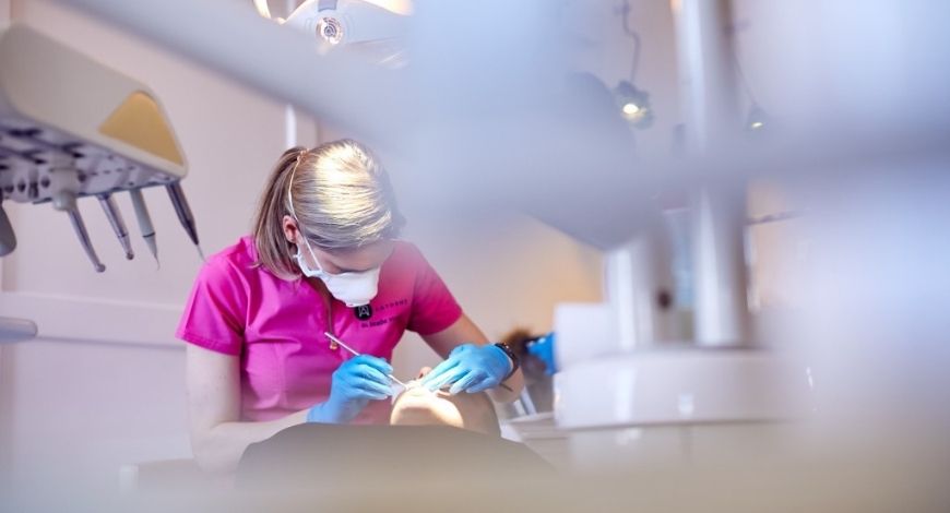 Esztétikus fogtömés Artdent