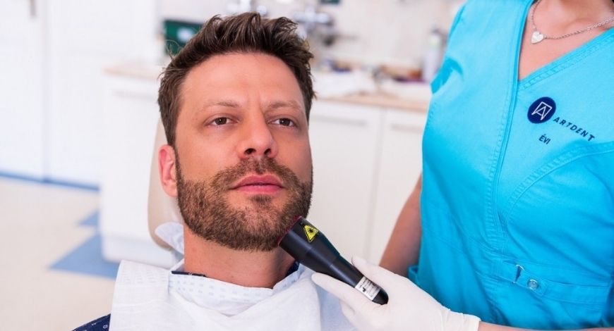 Dr. Varajti Artúr lézerkezelés előtt vizsgálja a pácienst.