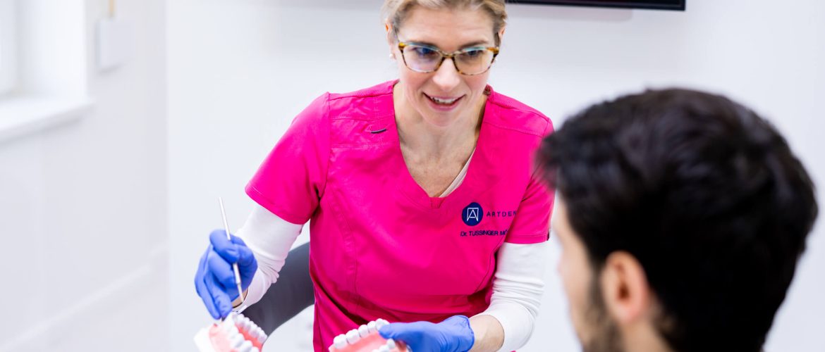 Dr. Tussinger Mónika fogszabályozási utáni teendőkről beszél a pácienssel.