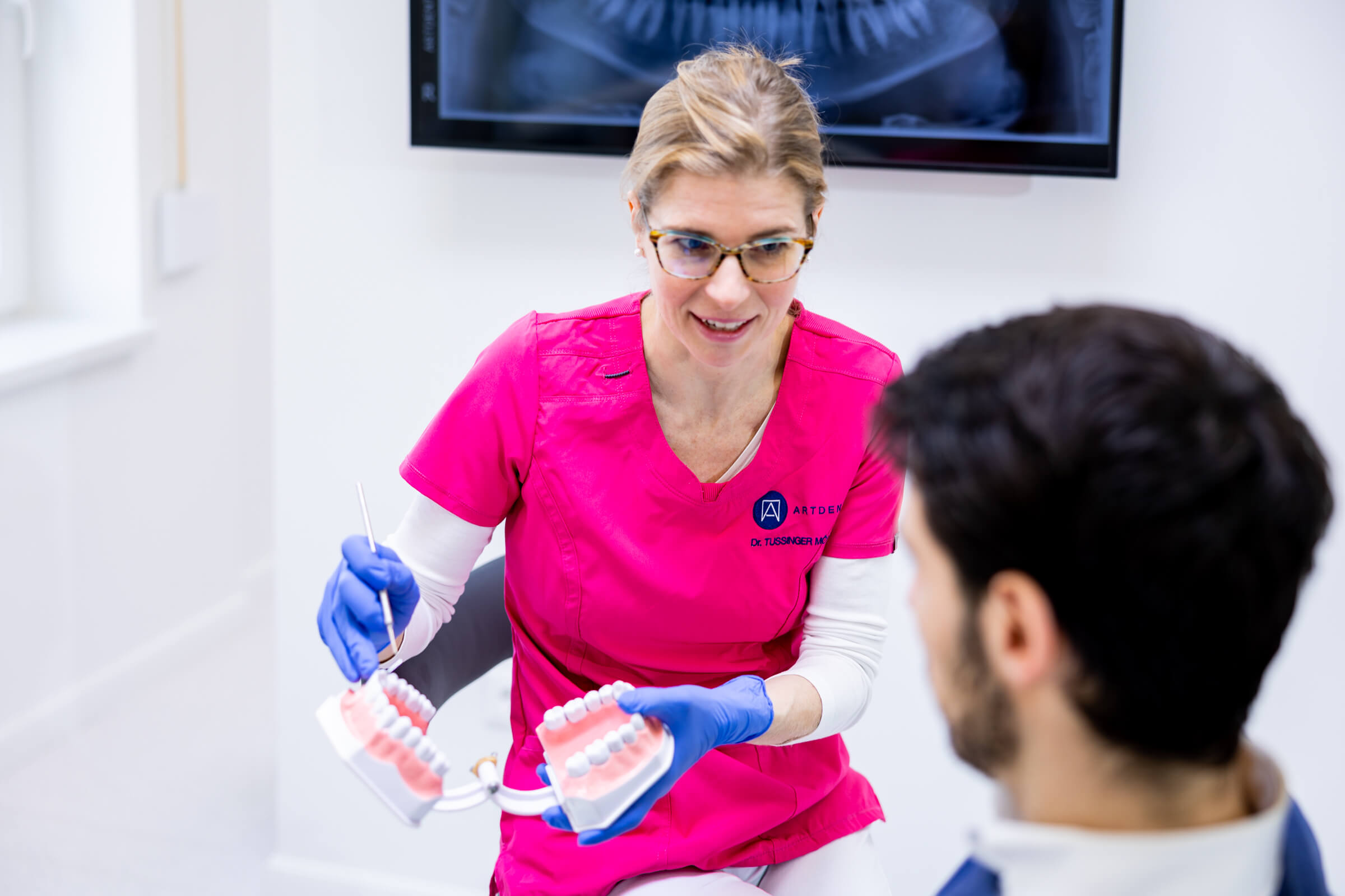 Dr. Tussinger Mónika fogszabályozási utáni teendőkről beszél a pácienssel.