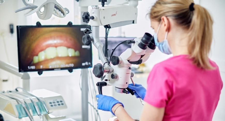 Mikroszkópos gyökérkezelés