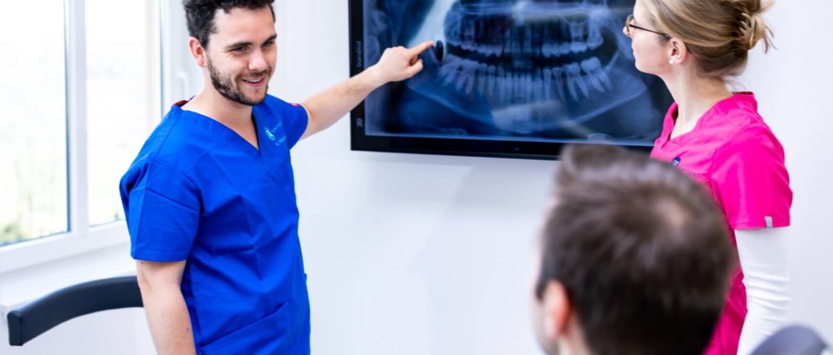 Dr. Varajti Artúr és Dr. Tussinger Mónika egyeztet a pácienssel a budapesti fogászati rendelőben.