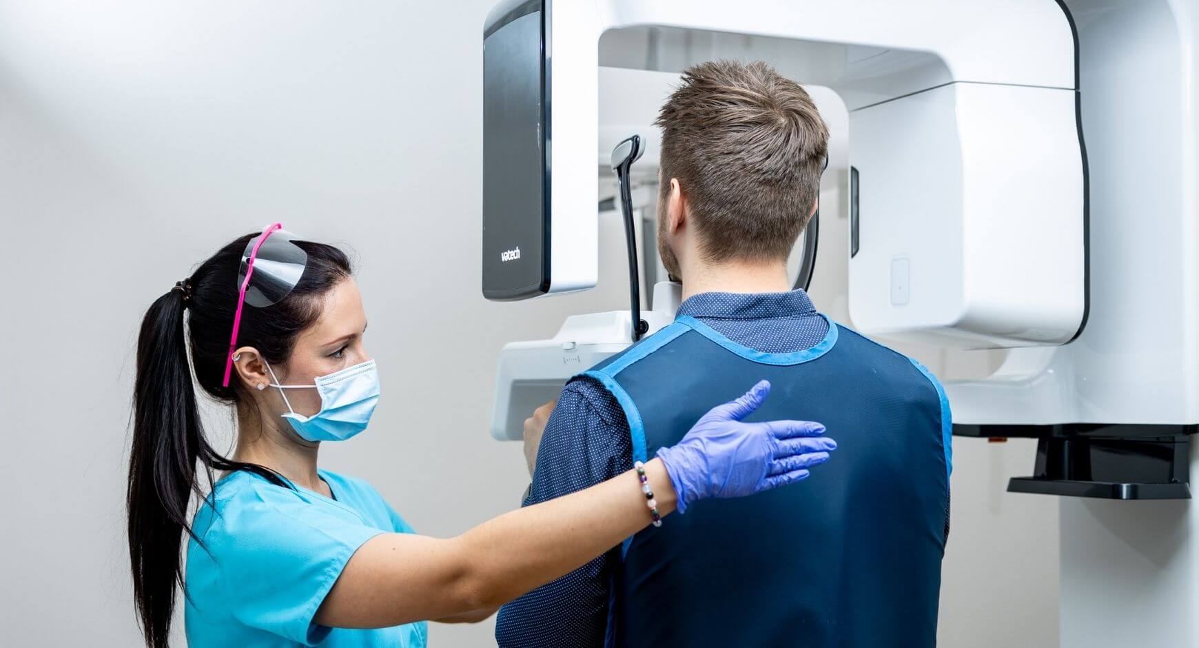 Az Artdent fogászaton egyik páciensünk fogászati CBCT-felvétel elkészítése közben.