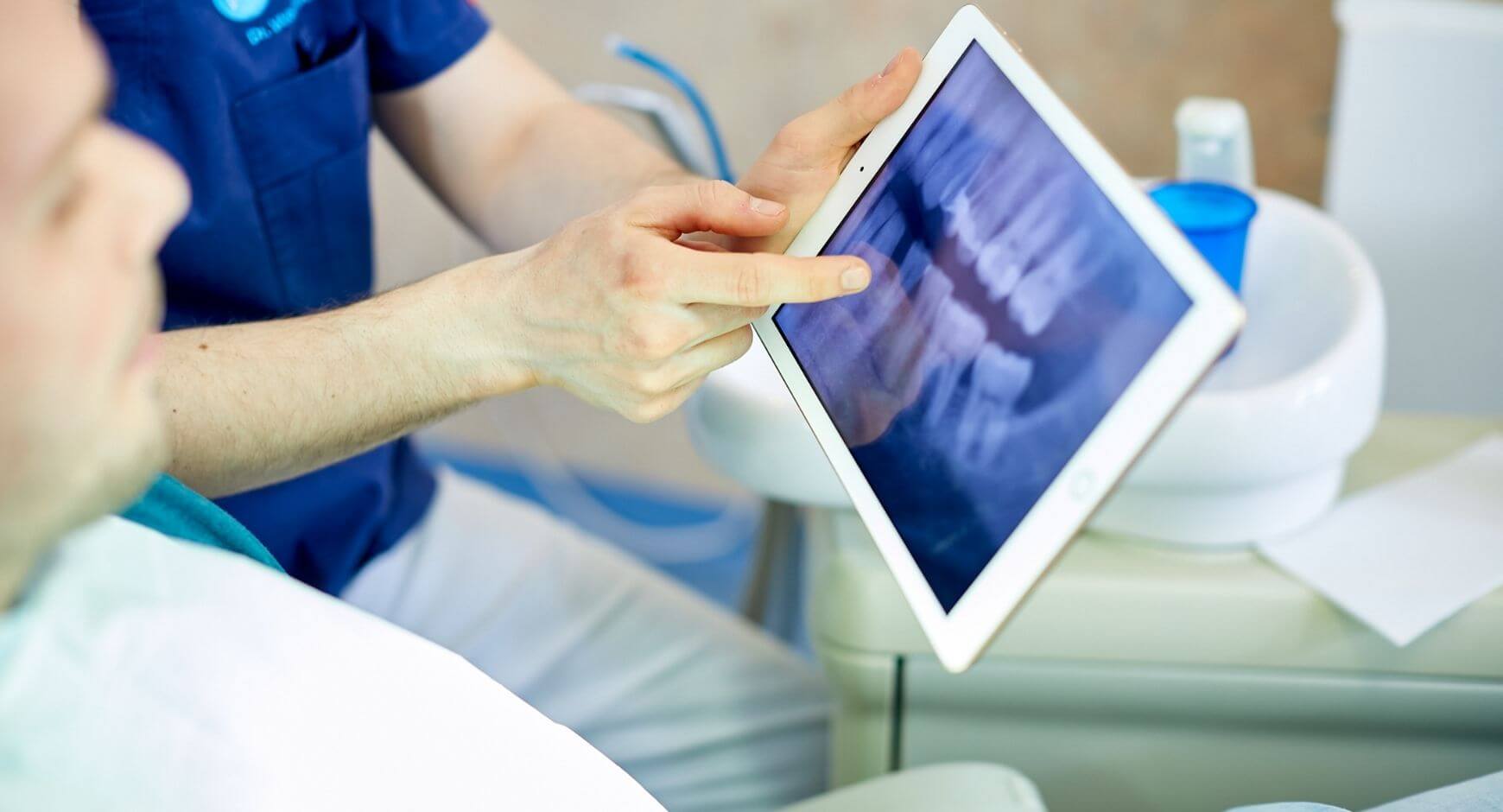 Dr. Varajti Artúr fogorvos szájüregi rákszűrés közben konzultáció a pácienssel.