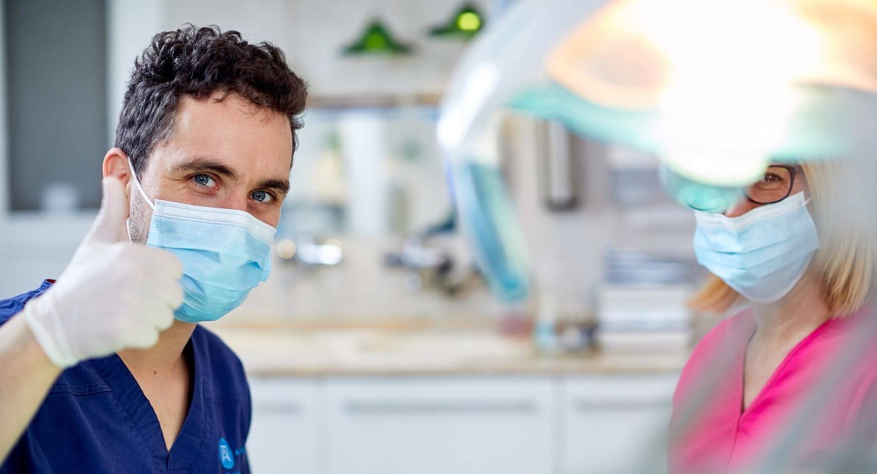 Dr. Varajti Artúr fogorvos és szájsebész like jelet mutat fogászati kezelés közben.