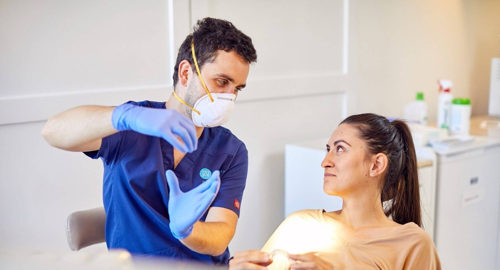 Dr. Varajti Artúr egyik páciensének magyarázza a rágógumizás helyes időtartamát.