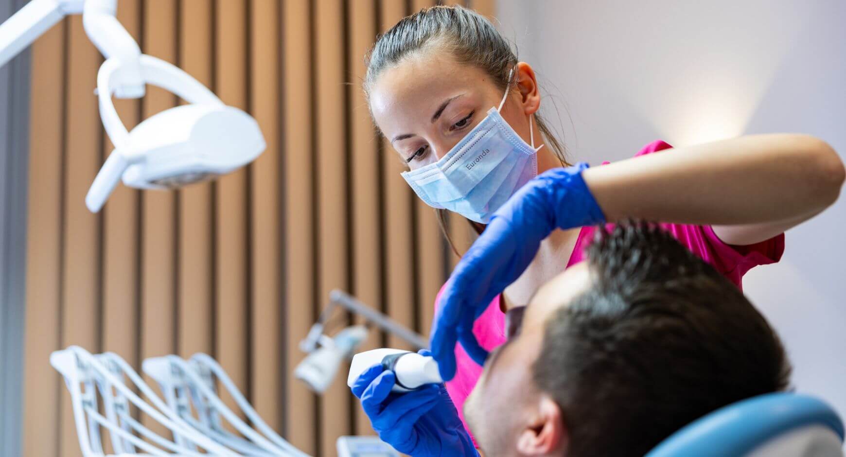 Digitális lenyomatvétel, intraorális szkenner készítése közben Dr. Mászlé Flóra, az Artdent Fogászat fogorvosa.