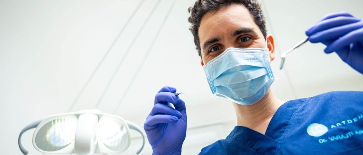 Dr. Varajti Artúr műtéthez készülődik (Artdent Fogászat és Szájsebészet)