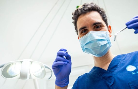 Dr. Varajti Artúr műtéthez készülődik (Artdent Fogászat és Szájsebészet)