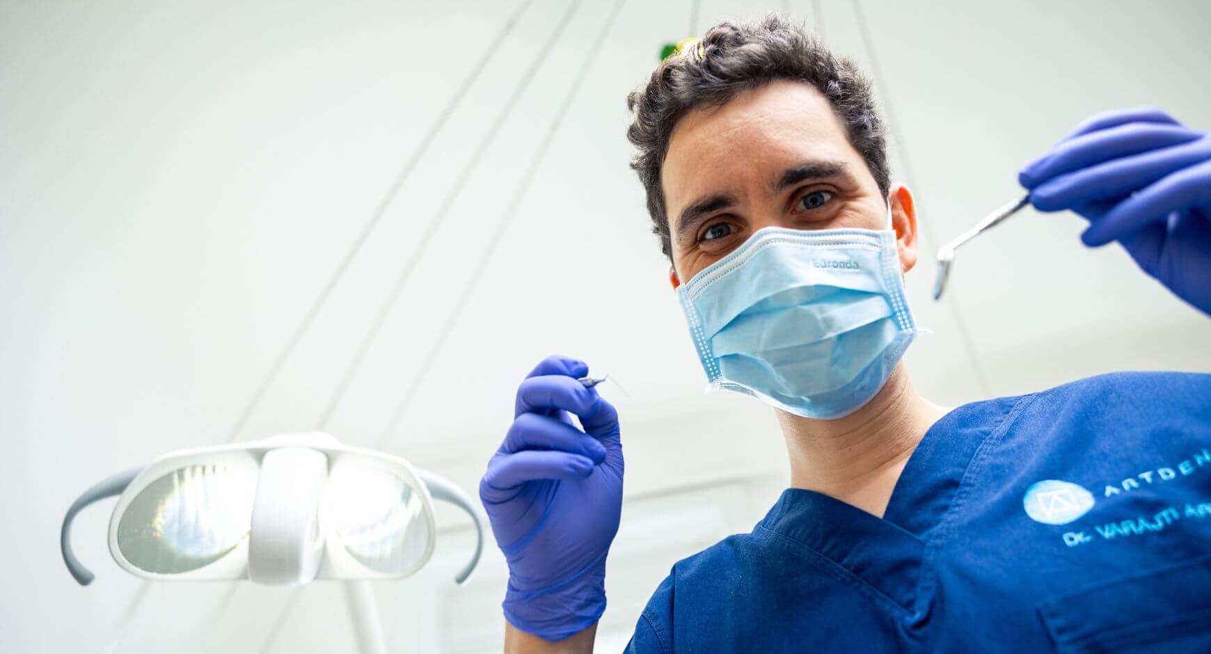 Dr. Varajti Artúr műtéthez készülődik (Artdent Fogászat és Szájsebészet)