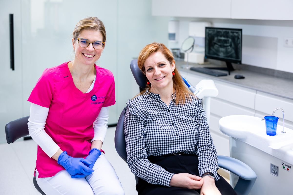 Dr. Tussinger Mónika és páciense. Felnőttkori fogszabályozás után.