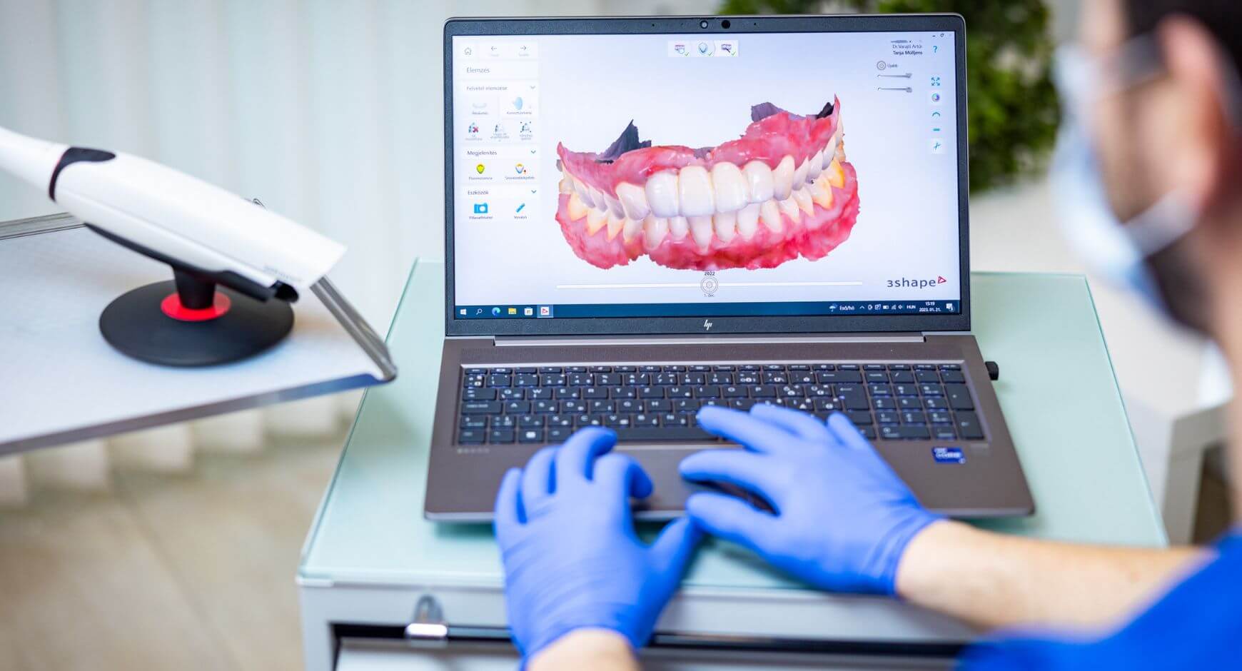 Digitális lenyomatvétel közben.