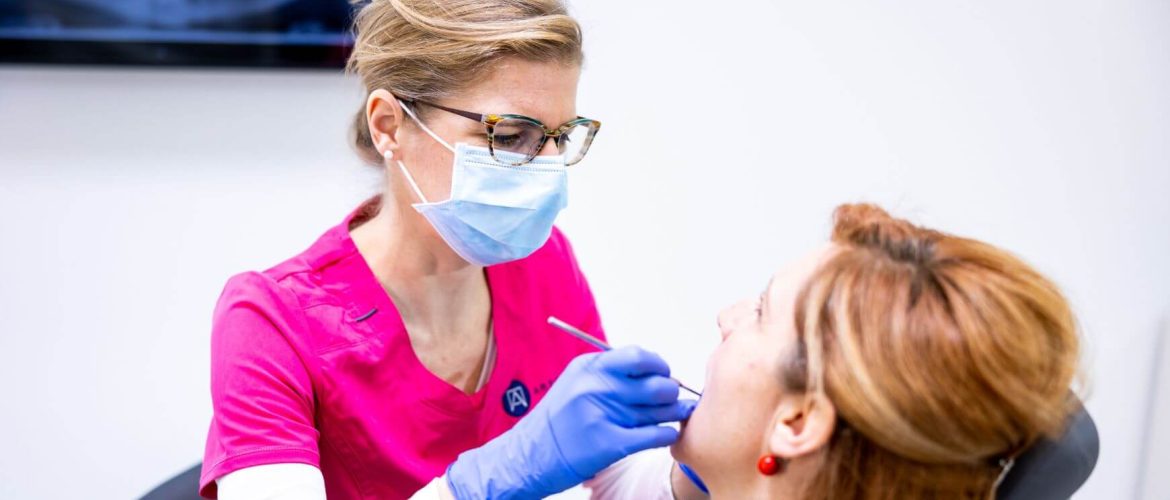 Dr. Tussinger Mónika fogszabályozás állítás közben.