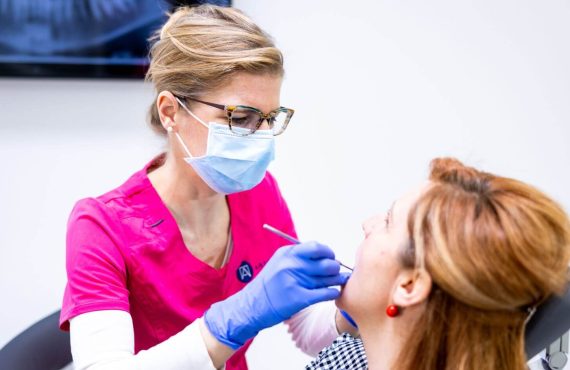 Dr. Tussinger Mónika fogszabályozás állítás közben.