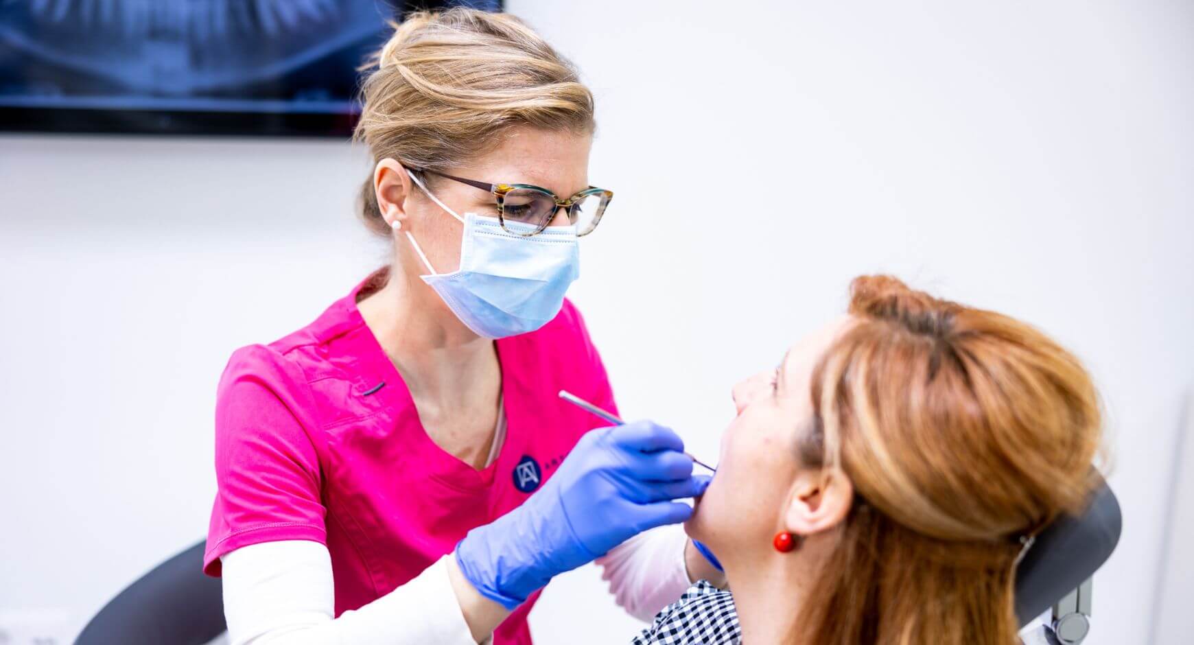 Dr. Tussinger Mónika fogszabályozás állítás közben.