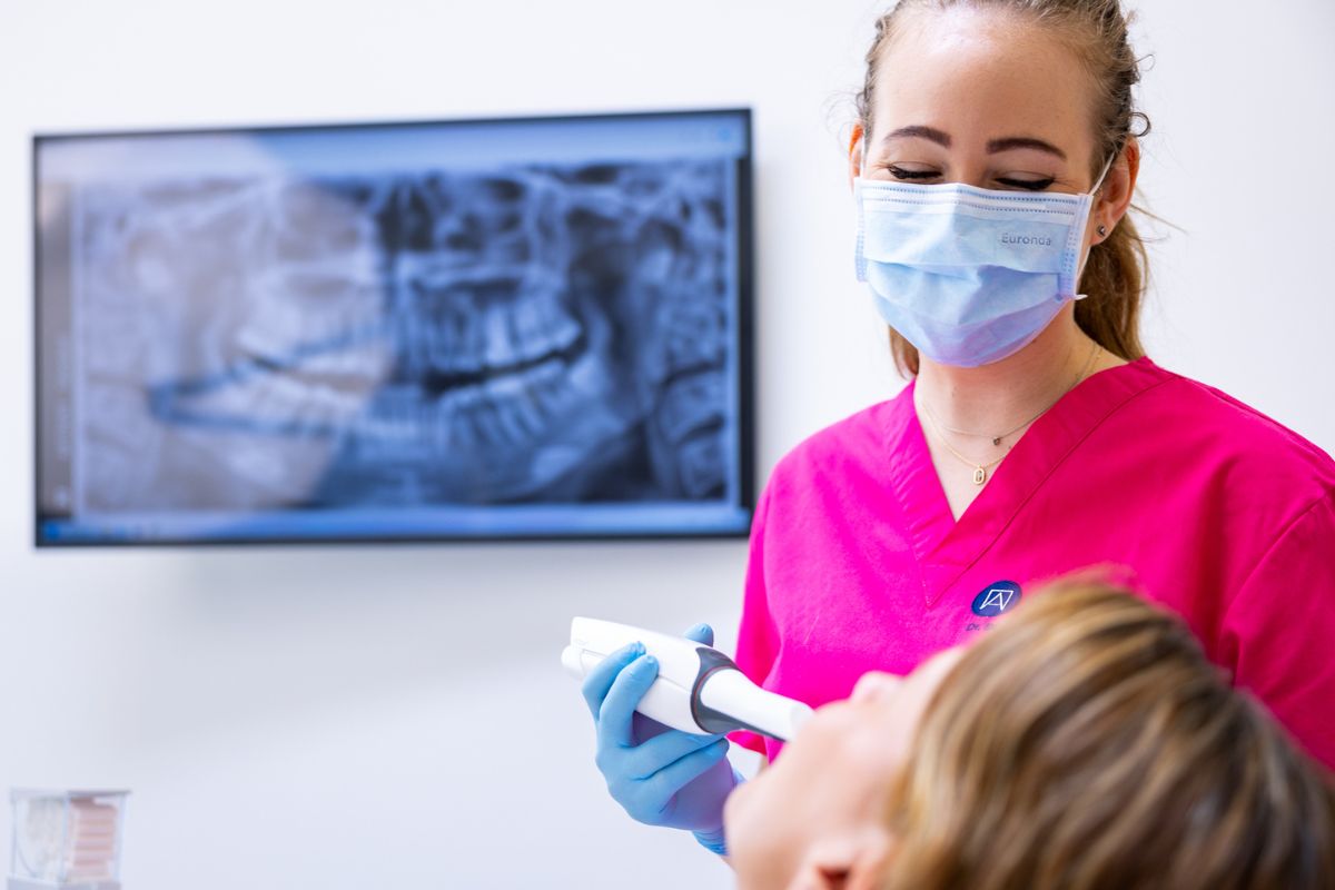 Fogszabályozás lenyomatvétel közben.