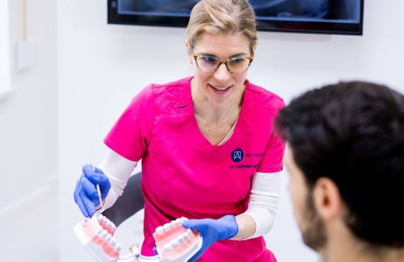 Dr. Tussinger Mónika fogszabályozás konzultáció közben.