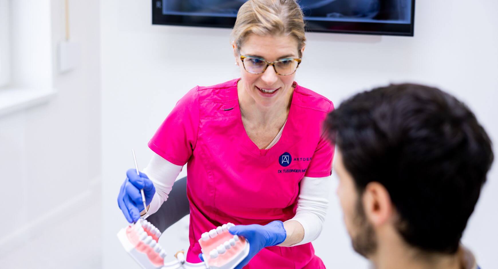 Dr. Tussinger Mónika fogszabályozás konzultáció közben.