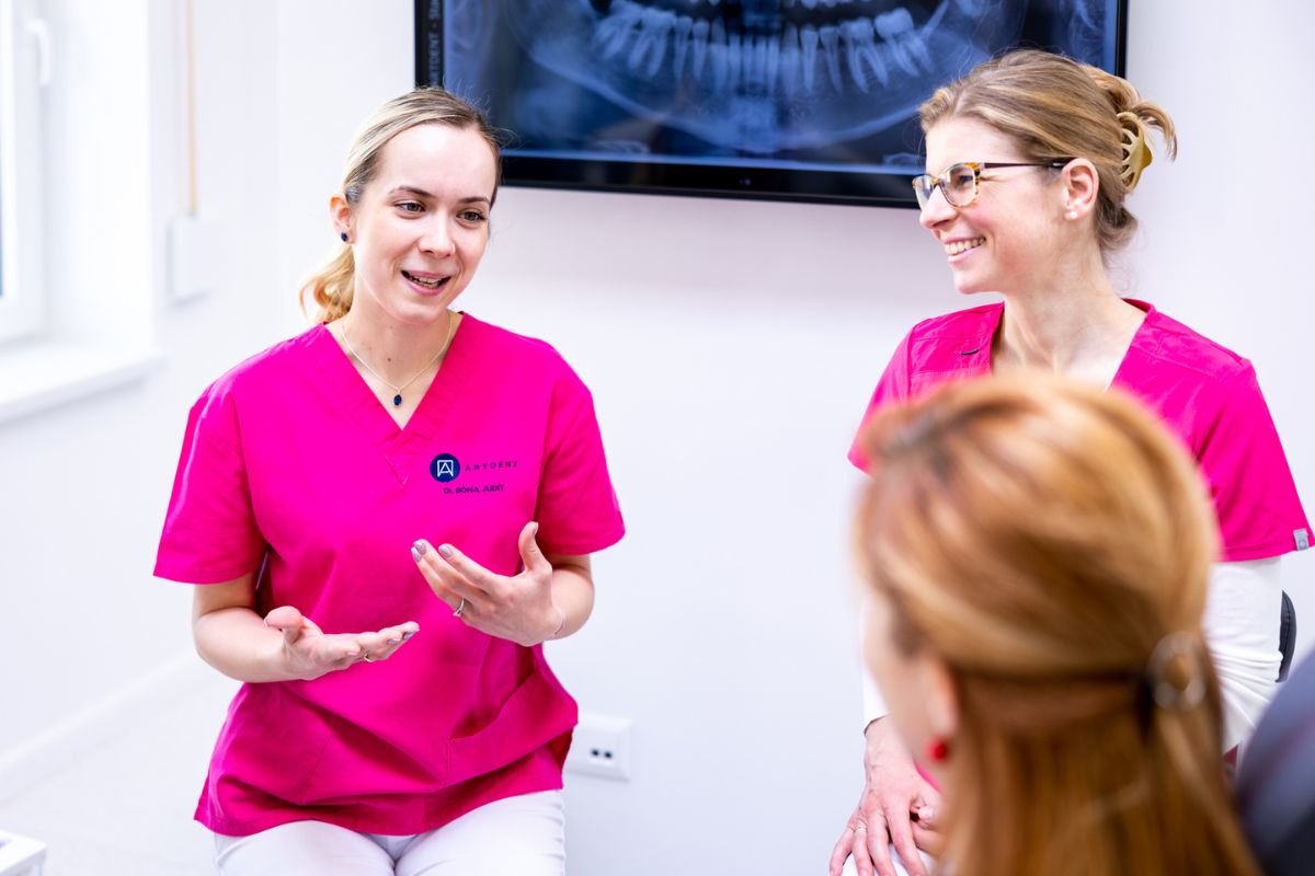 Dr. Bóna Judit láthatatlan fogszabályozás konzultáció közben.